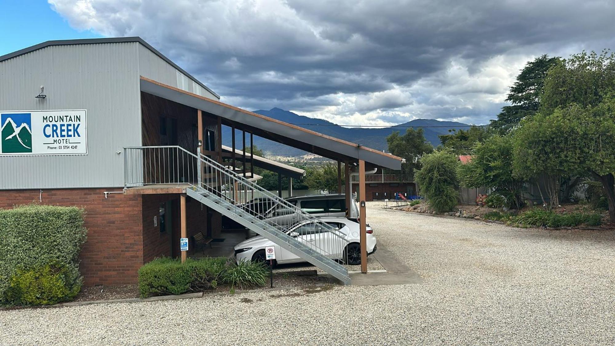 Mountain Creek Motel Bar & Restaurant Mount Beauty Exteriér fotografie